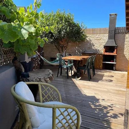 Nyaraló Casa Em Madeira Com Jardim Privado