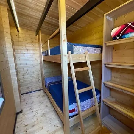 Casa Em Madeira Com Jardim Privado